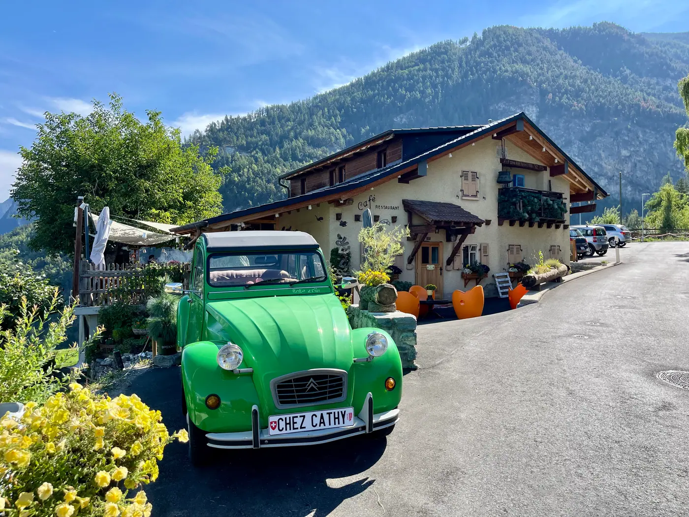 La 2CV verte devant le Café des Promeneurs