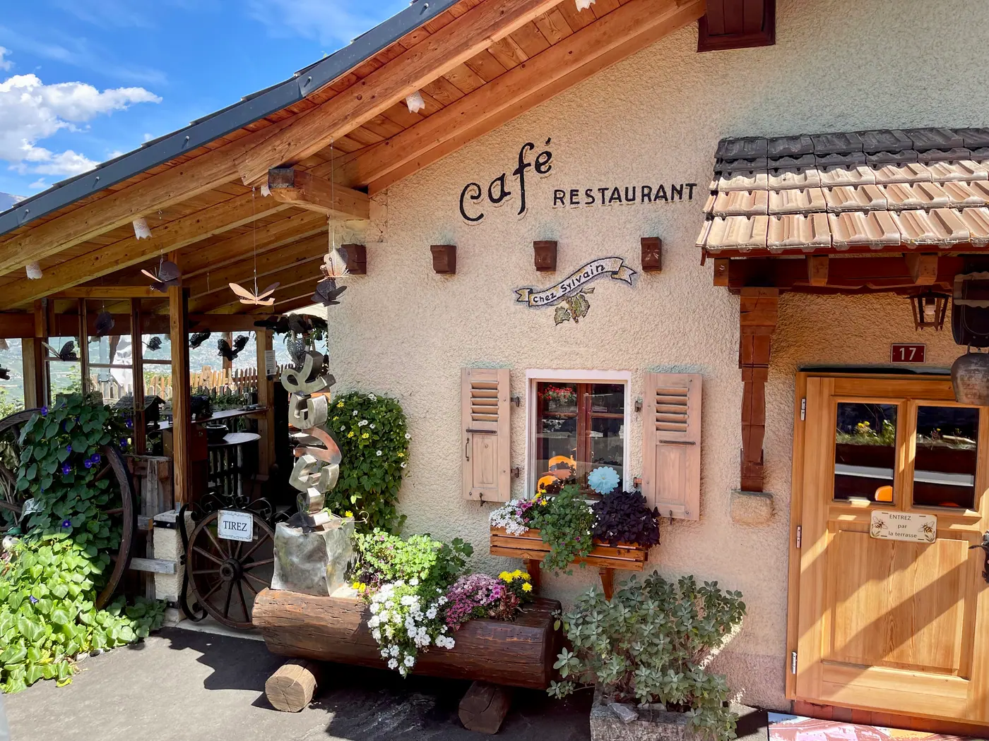 Façade du Café des Promeneurs sous le soleil