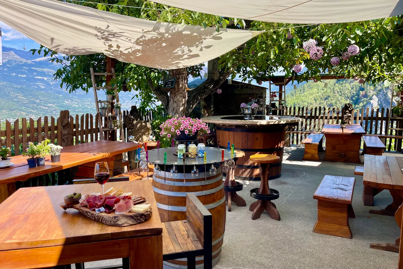 Terrasse du café sous les arbres, avec vue sur la montagne