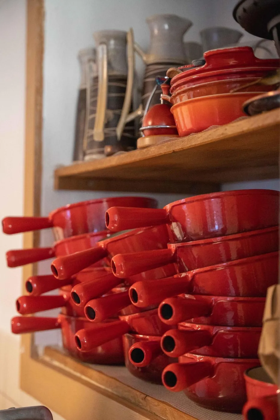 Pile de caquelons à fondue rouges empilés