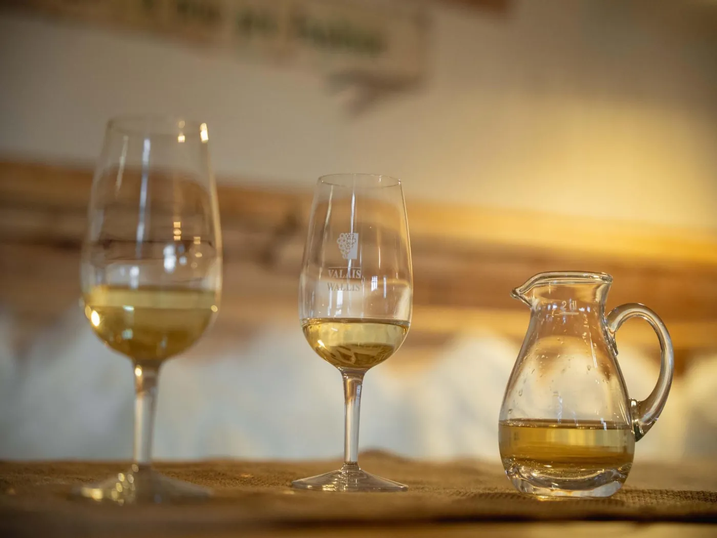 Verres de vin blanc et pichet gravé Valais