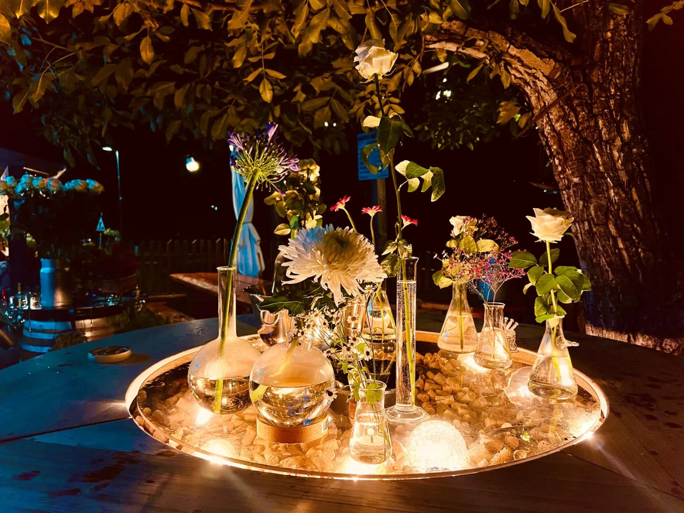 Centre de table floral éclairé lors d'une soirée