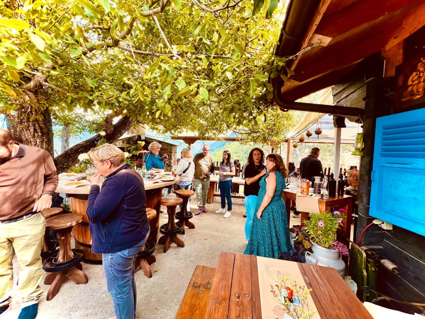 Terrasse animée du Café des Promeneurs en journée avec des clients