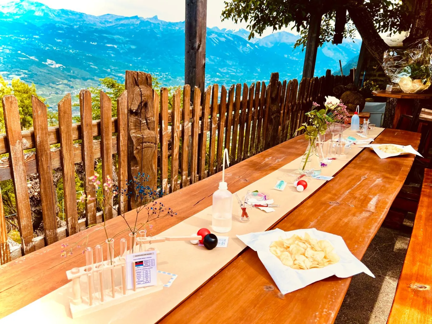 Table dressée sur la terrasse avec vue sur les montagnes