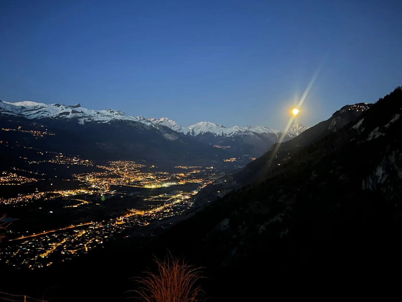 Vue nocturne sur la vallée du Rhône depuis le restaurant