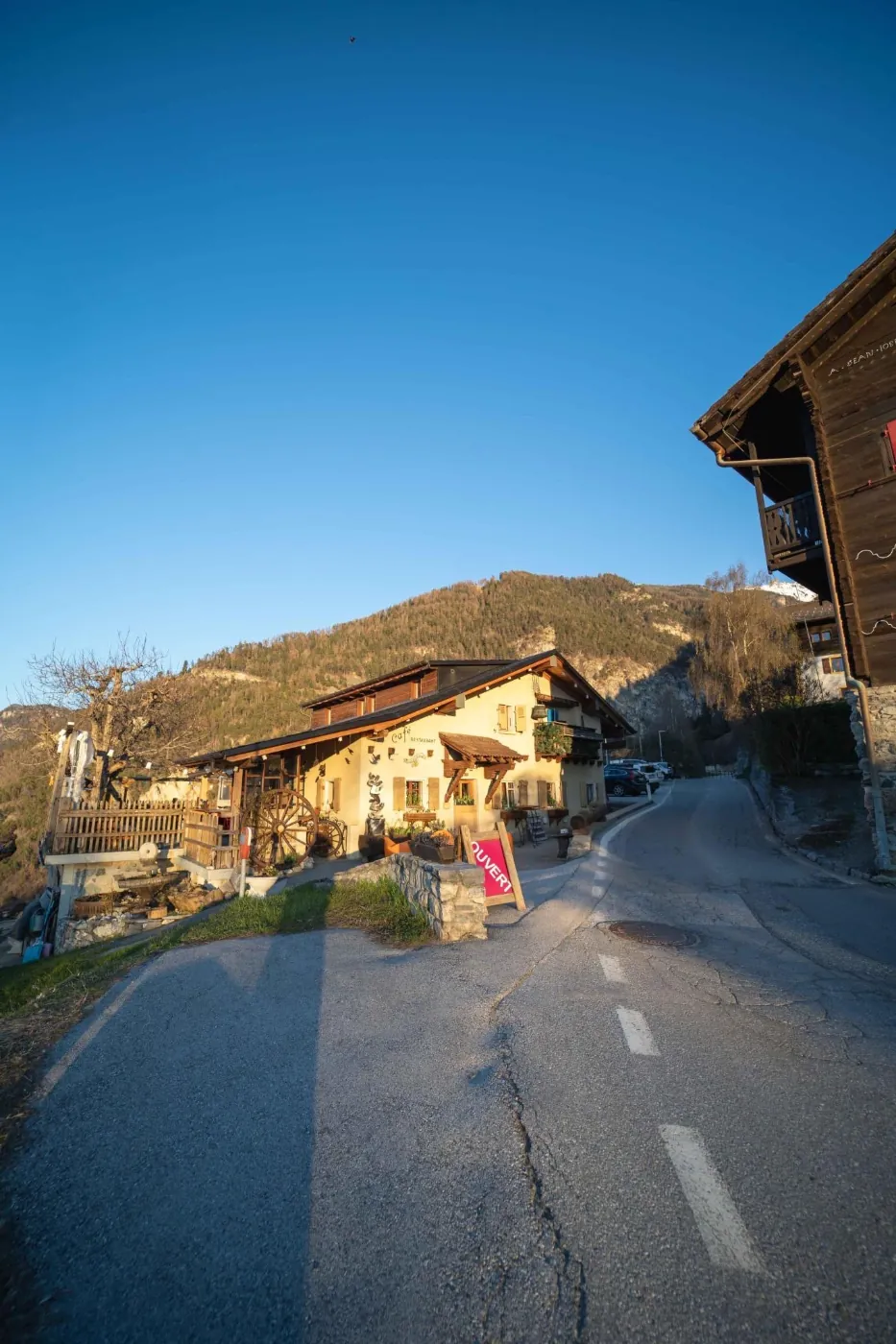 Vue extérieure du restaurant depuis la route avec panneau Ouvert