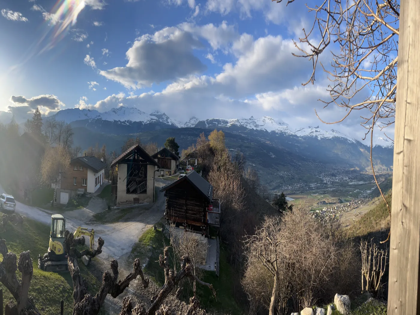 Panorama alpin avec chalets et montagnes enneigées